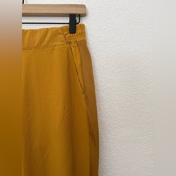 ATHLETA Textured Brooklyn High Rise Ankle Jogger Pants in Tuscan Gold Size 2 - Picture 7 of 15